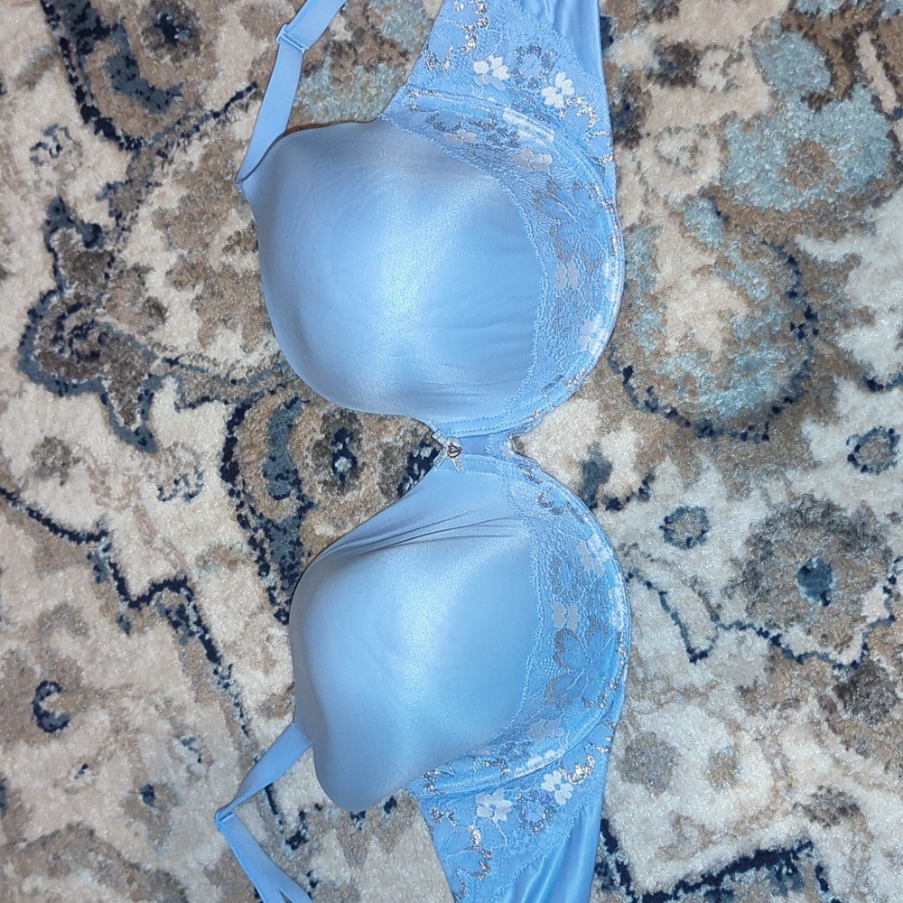 Victoria's Secret Bra (NEVER WORN)